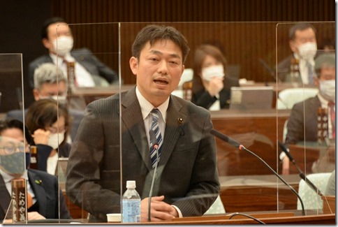 井坂しんや代表質問.jpg